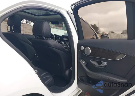 2016 Mercedes-Benz C 300 Luxury 4Matic z USA, uszkodzony, nr VIN 55SWF4KB8GU165786